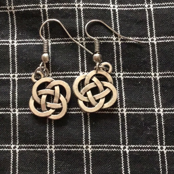 French knot earrings - Picture 2 of 3